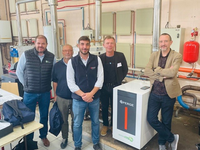 William Perge avec l'équipe présentant la pompe à chaleur produite par PERGE